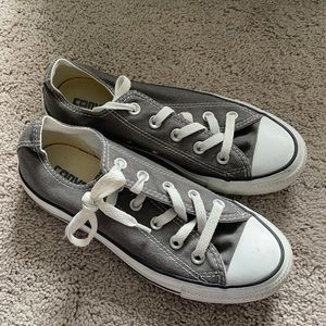 Grey converse size 6. Barely worn.